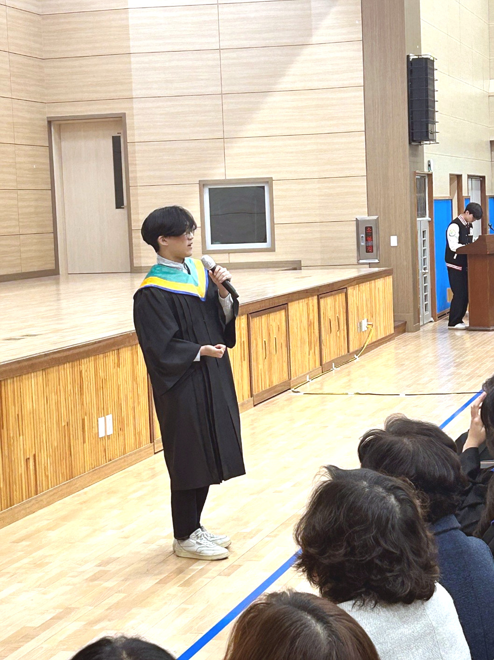 졸업생으로 마지막으로 하고싶은 말을 하고 있는중..